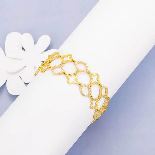 Gold chain bracelet with repeating loop links